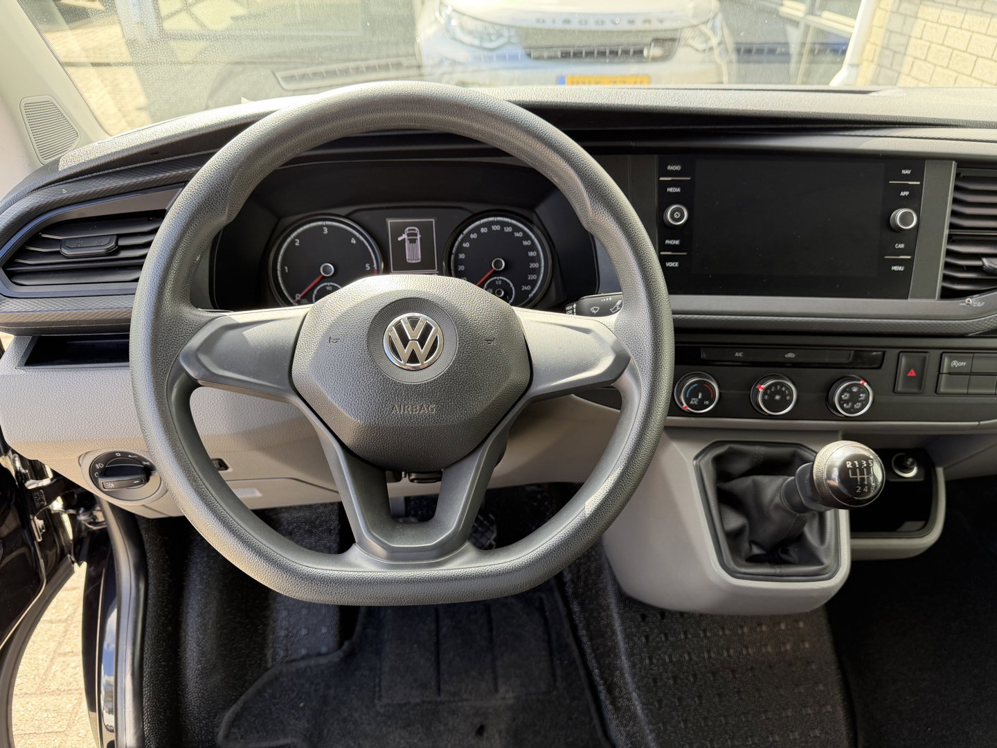 Volkswagen Transporter 2.0 TDI 150pk L2H1 30 DC 5 persoons Comfortline / vaste prijs rijklaar € 27.950 ex btw / / lease vanaf € / zwart metallic / nieuwe 20 inch velgen + banden / euro 6