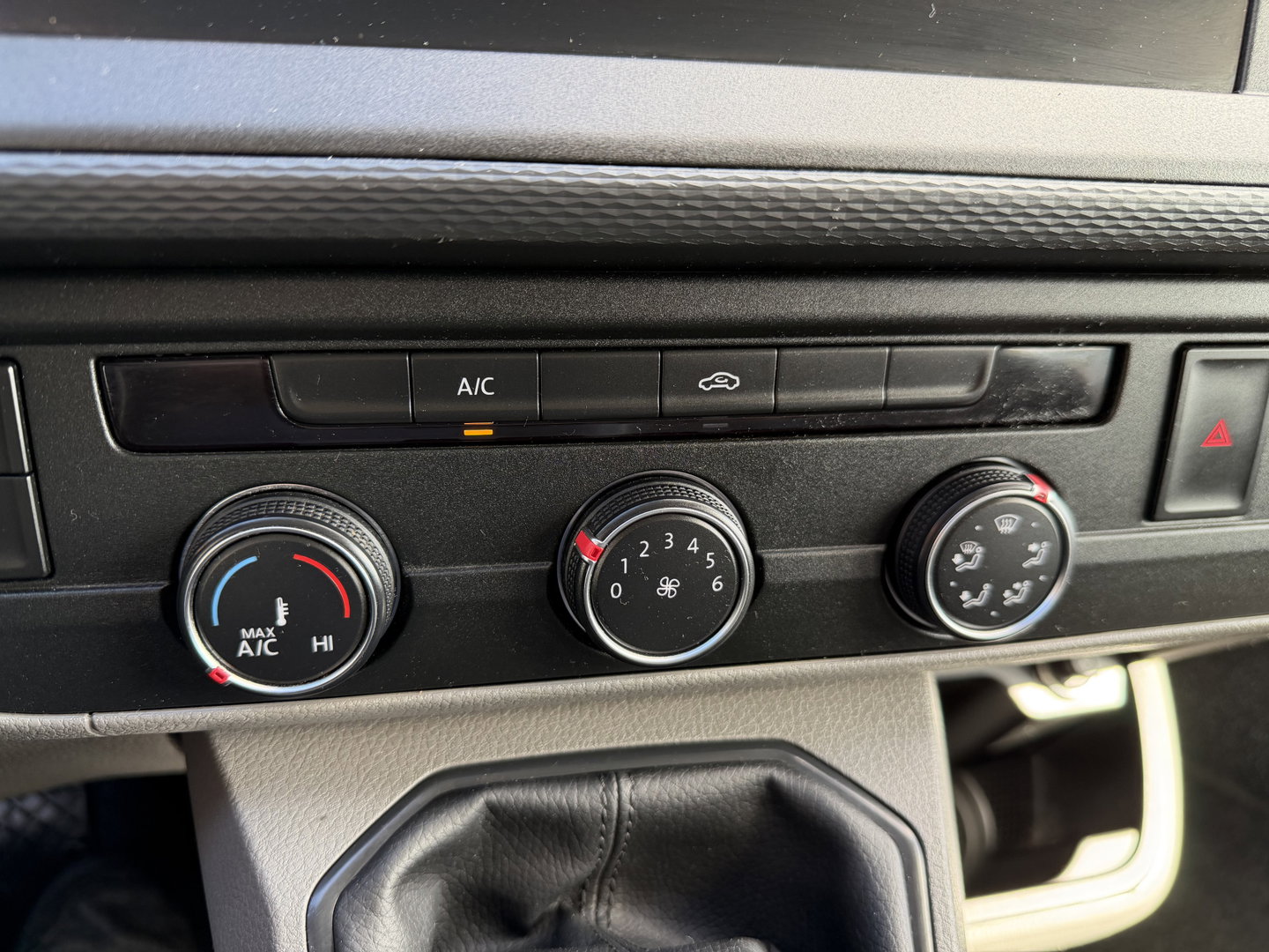 Volkswagen Transporter 2.0 TDI 150pk L2H1 30 DC 5 persoons Comfortline / vaste prijs rijklaar € 27.950 ex btw / / lease vanaf € / zwart metallic / nieuwe 20 inch velgen + banden / euro 6