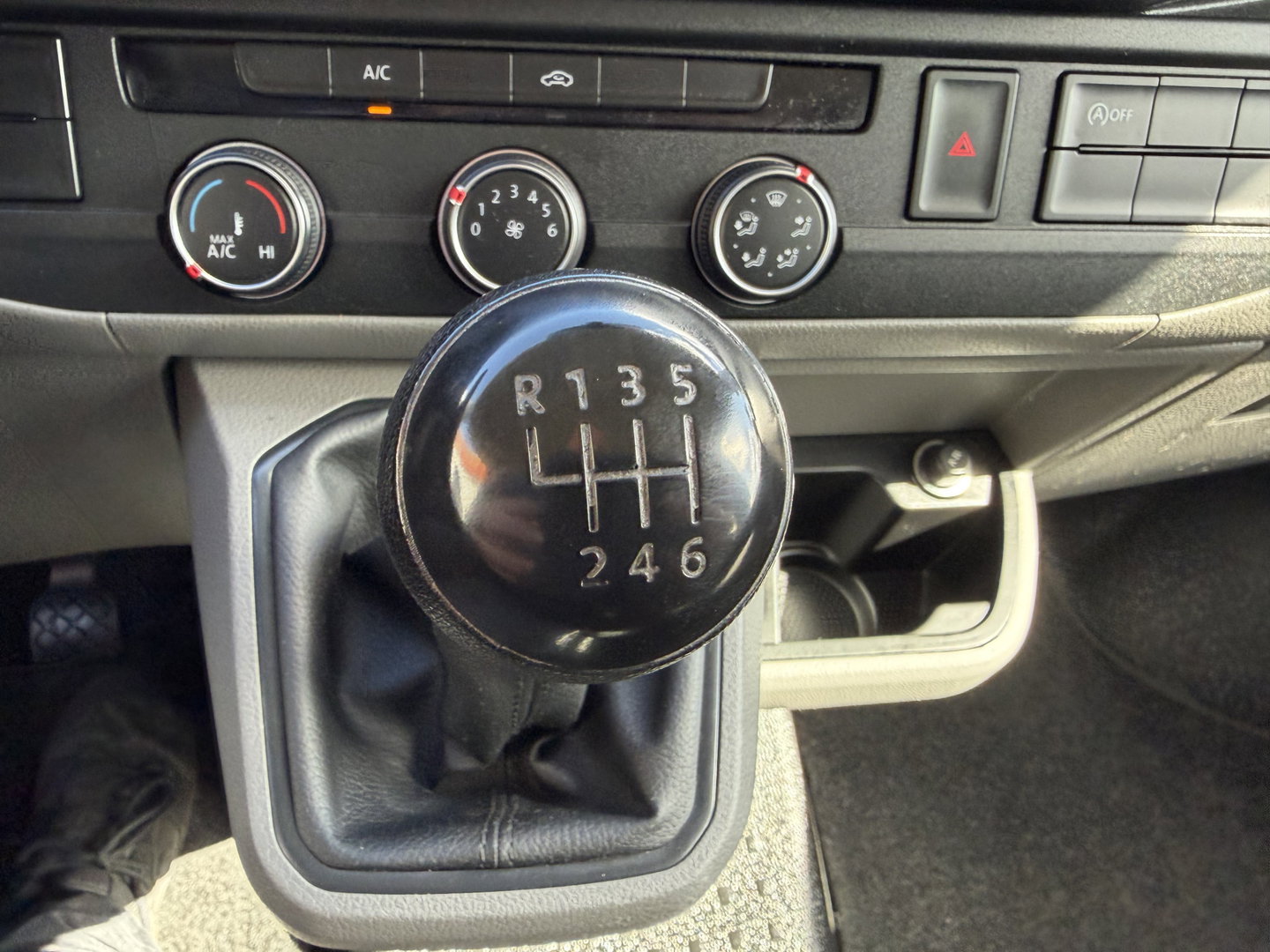 Volkswagen Transporter 2.0 TDI 150pk L2H1 30 DC 5 persoons Comfortline / vaste prijs rijklaar € 27.950 ex btw / / lease vanaf € / zwart metallic / nieuwe 20 inch velgen + banden / euro 6