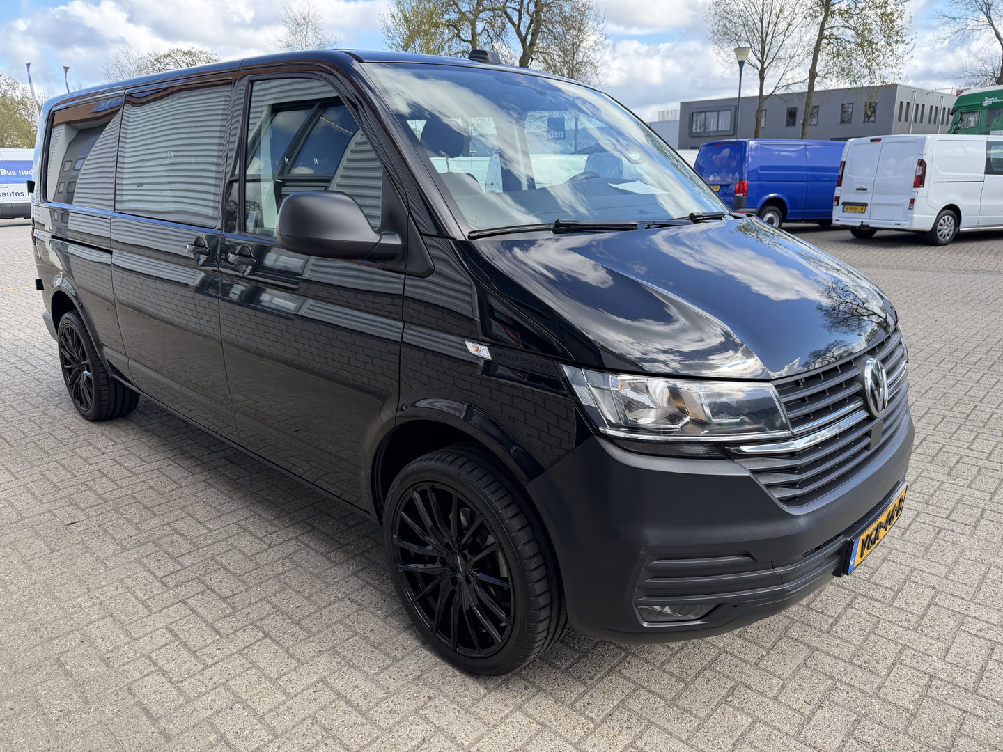 Volkswagen Transporter 2.0 TDI 150pk L2H1 30 DC 5 persoons Comfortline / vaste prijs rijklaar € 27.950 ex btw / / lease vanaf € / zwart metallic / nieuwe 20 inch velgen + banden / euro 6