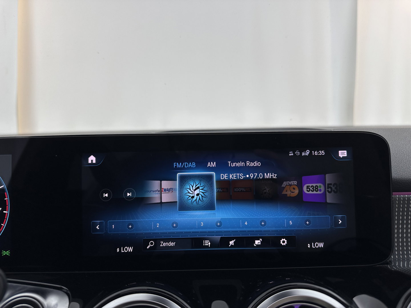 Mercedes-Benz GLB 180 Business Solution (INCL-BTW) Aut. *PANO | LEATHER | FULL-LED | BLINDSPOT | MEMORY-PACK | AMBIENTLIGHT | HEATED-SPORTSEATS | WIDESCREEN-COCKPIT | DAB+ | NAVI-FULLMAP | ADAPTIVE-CRUISE | CAMERA | PRIVACYGLASS |