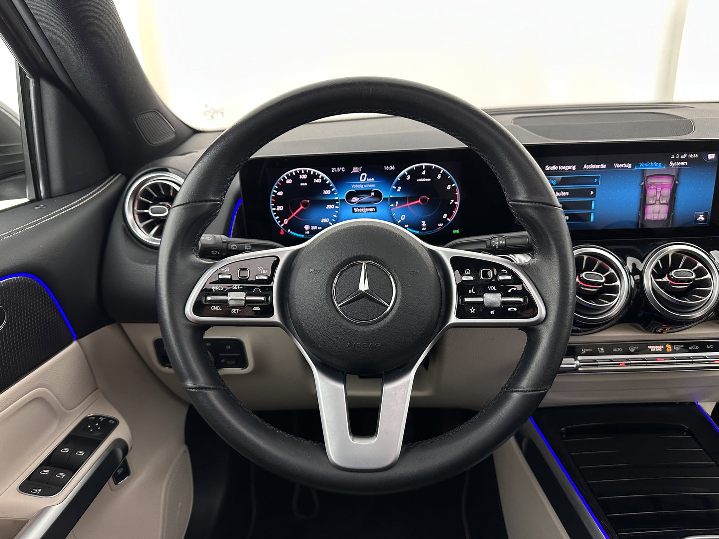 Mercedes-Benz GLB 180 Business Solution (INCL-BTW) Aut. *PANO | LEATHER | FULL-LED | BLINDSPOT | MEMORY-PACK | AMBIENTLIGHT | HEATED-SPORTSEATS | WIDESCREEN-COCKPIT | DAB+ | NAVI-FULLMAP | ADAPTIVE-CRUISE | CAMERA | PRIVACYGLASS |