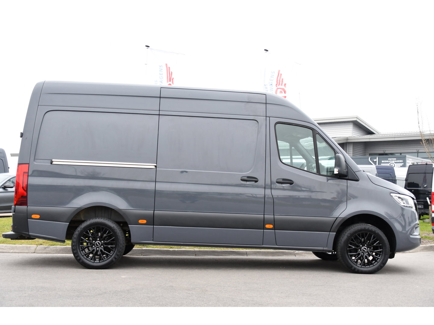 Mercedes-Benz Sprinter 317 1.9 CDI L2H2 RWD AMG Edition Camera, Cruise, Carplay, LED, Trekhaak, Automaat, Mbux, 170pk, Sensoren, Uniek!