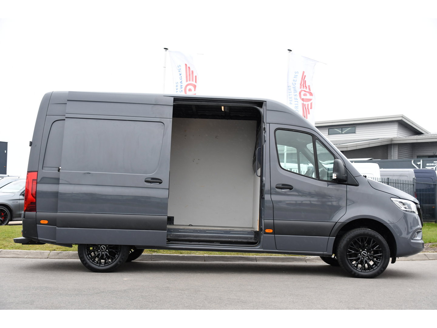 Mercedes-Benz Sprinter 317 1.9 CDI L2H2 RWD AMG Edition Camera, Cruise, Carplay, LED, Trekhaak, Automaat, Mbux, 170pk, Sensoren, Uniek!