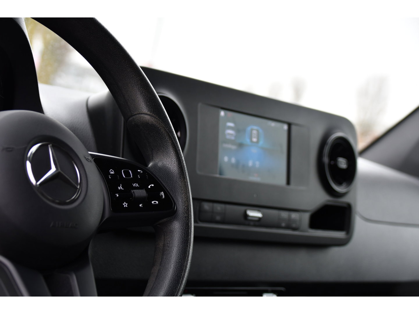 Mercedes-Benz Sprinter 317 1.9 CDI L2H2 RWD AMG Edition Camera, Cruise, Carplay, LED, Trekhaak, Automaat, Mbux, 170pk, Sensoren, Uniek!