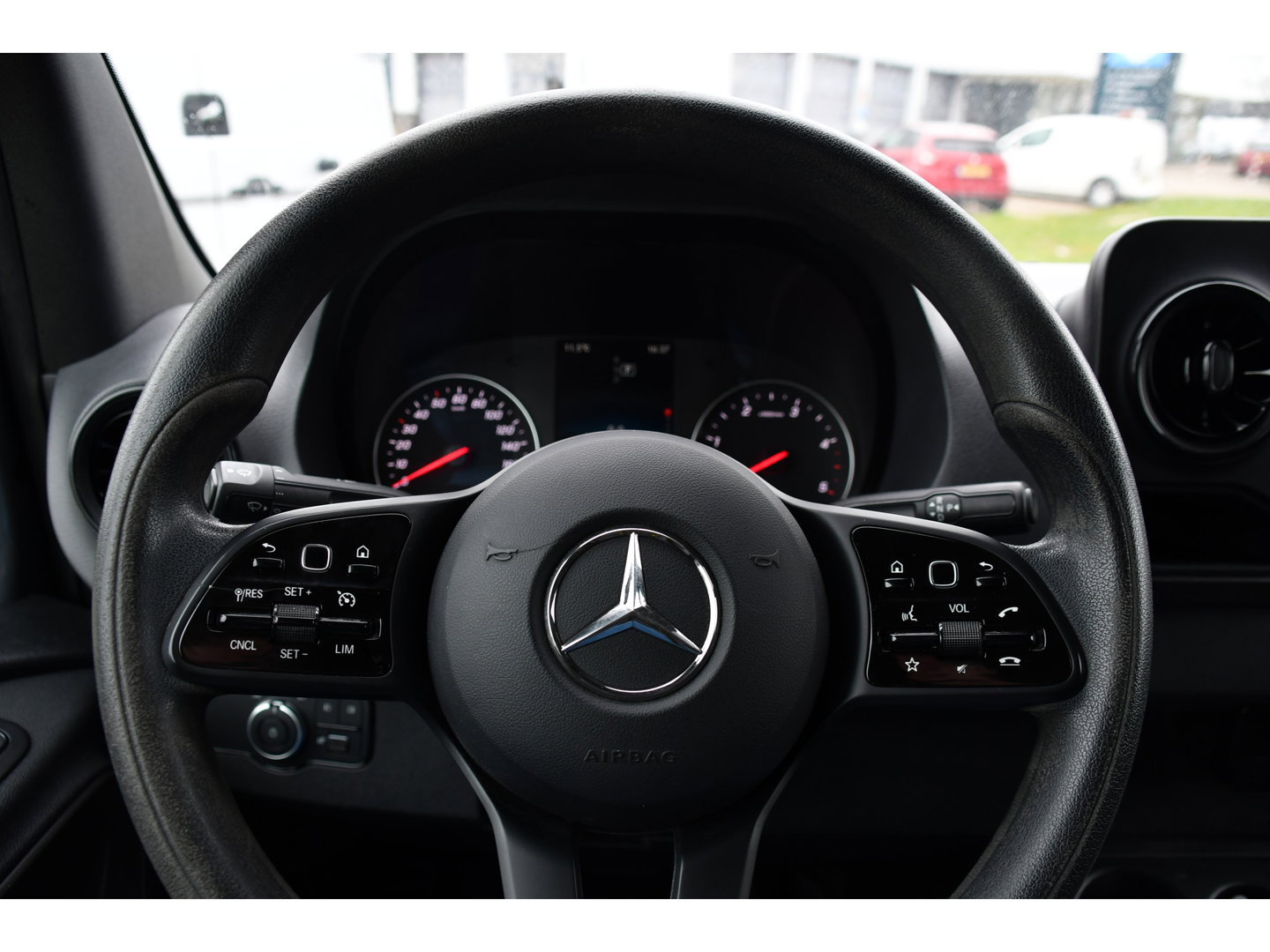 Mercedes-Benz Sprinter 317 1.9 CDI L2H2 RWD AMG Edition Camera, Cruise, Carplay, LED, Trekhaak, Automaat, Mbux, 170pk, Sensoren, Uniek!