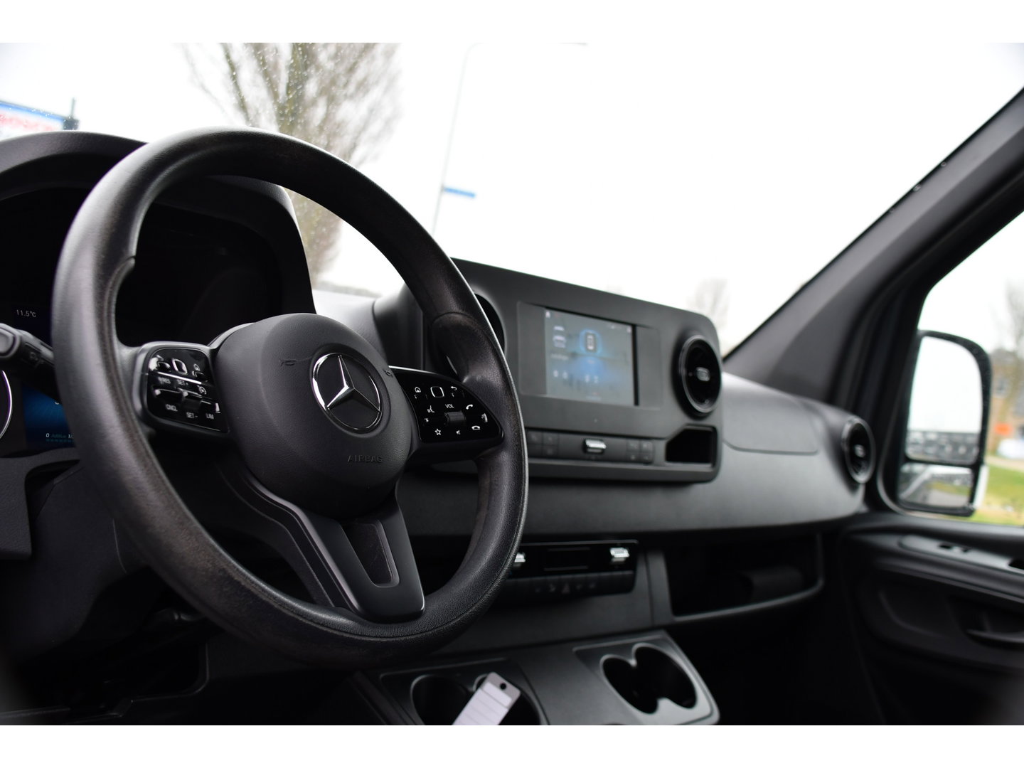 Mercedes-Benz Sprinter 317 1.9 CDI L2H2 RWD AMG Edition Camera, Cruise, Carplay, LED, Trekhaak, Automaat, Mbux, 170pk, Sensoren, Uniek!