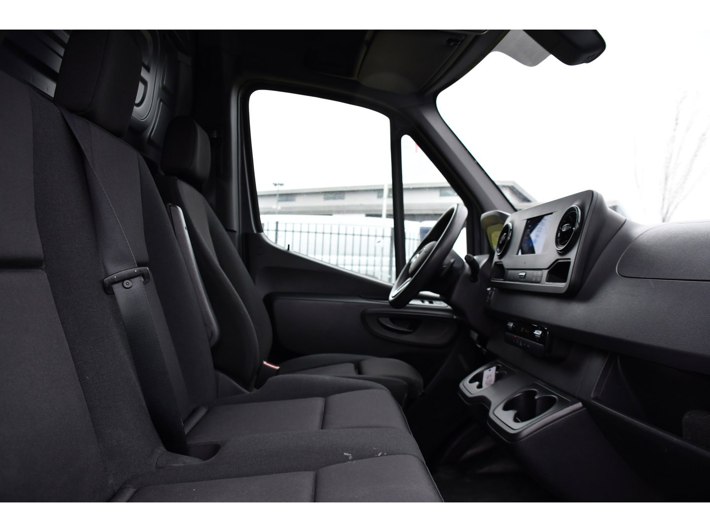 Mercedes-Benz Sprinter 317 1.9 CDI L2H2 RWD AMG Edition Camera, Cruise, Carplay, LED, Trekhaak, Automaat, Mbux, 170pk, Sensoren, Uniek!