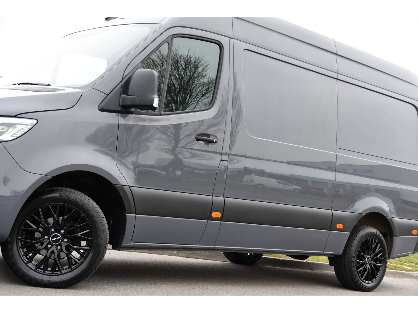 Mercedes-Benz Sprinter 317 1.9 CDI L2H2 RWD AMG Edition Camera, Cruise, Carplay, LED, Trekhaak, Automaat, Mbux, 170pk, Sensoren, Uniek!
