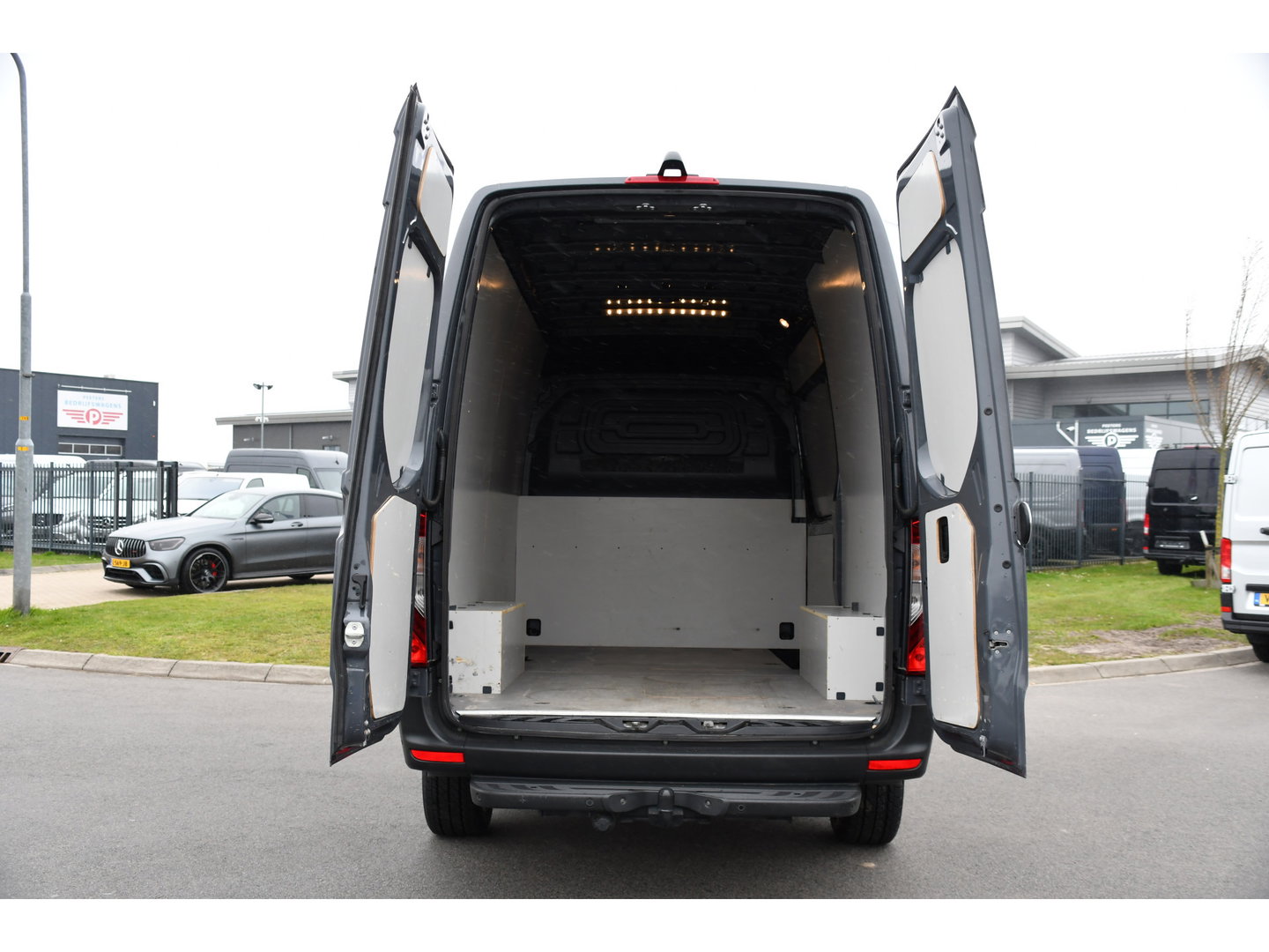 Mercedes-Benz Sprinter 317 1.9 CDI L2H2 RWD AMG Edition Camera, Cruise, Carplay, LED, Trekhaak, Automaat, Mbux, 170pk, Sensoren, Uniek!