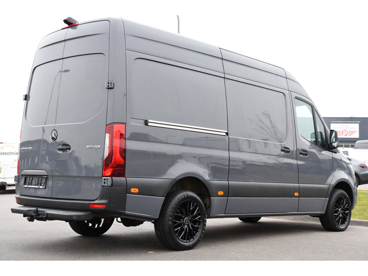 Mercedes-Benz Sprinter 317 1.9 CDI L2H2 RWD AMG Edition Camera, Cruise, Carplay, LED, Trekhaak, Automaat, Mbux, 170pk, Sensoren, Uniek!