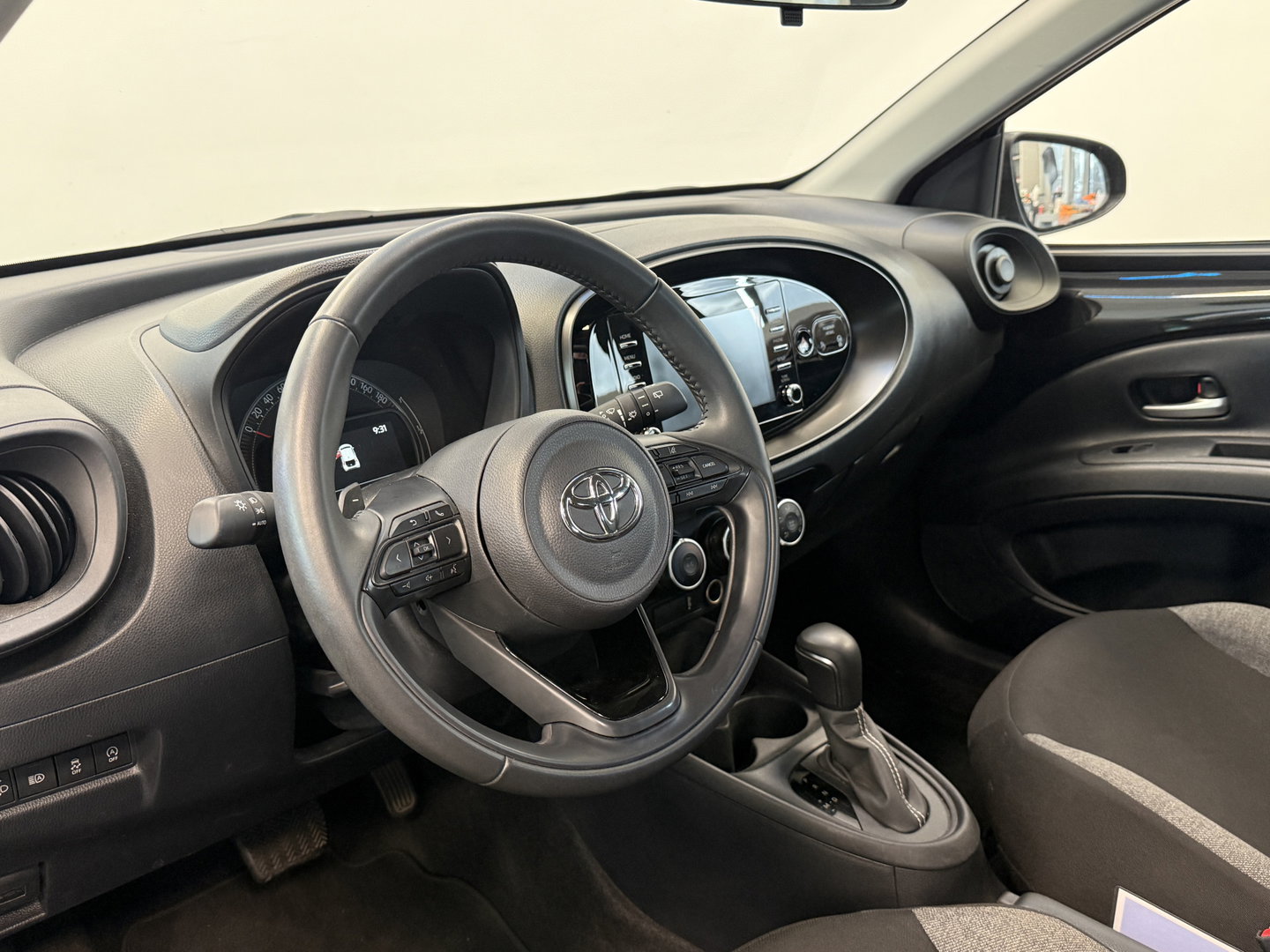 Toyota Aygo X 1.0 VVT-i S-CVT Play 24 Maanden garantie* (Vraag naar de voorwaarden)
