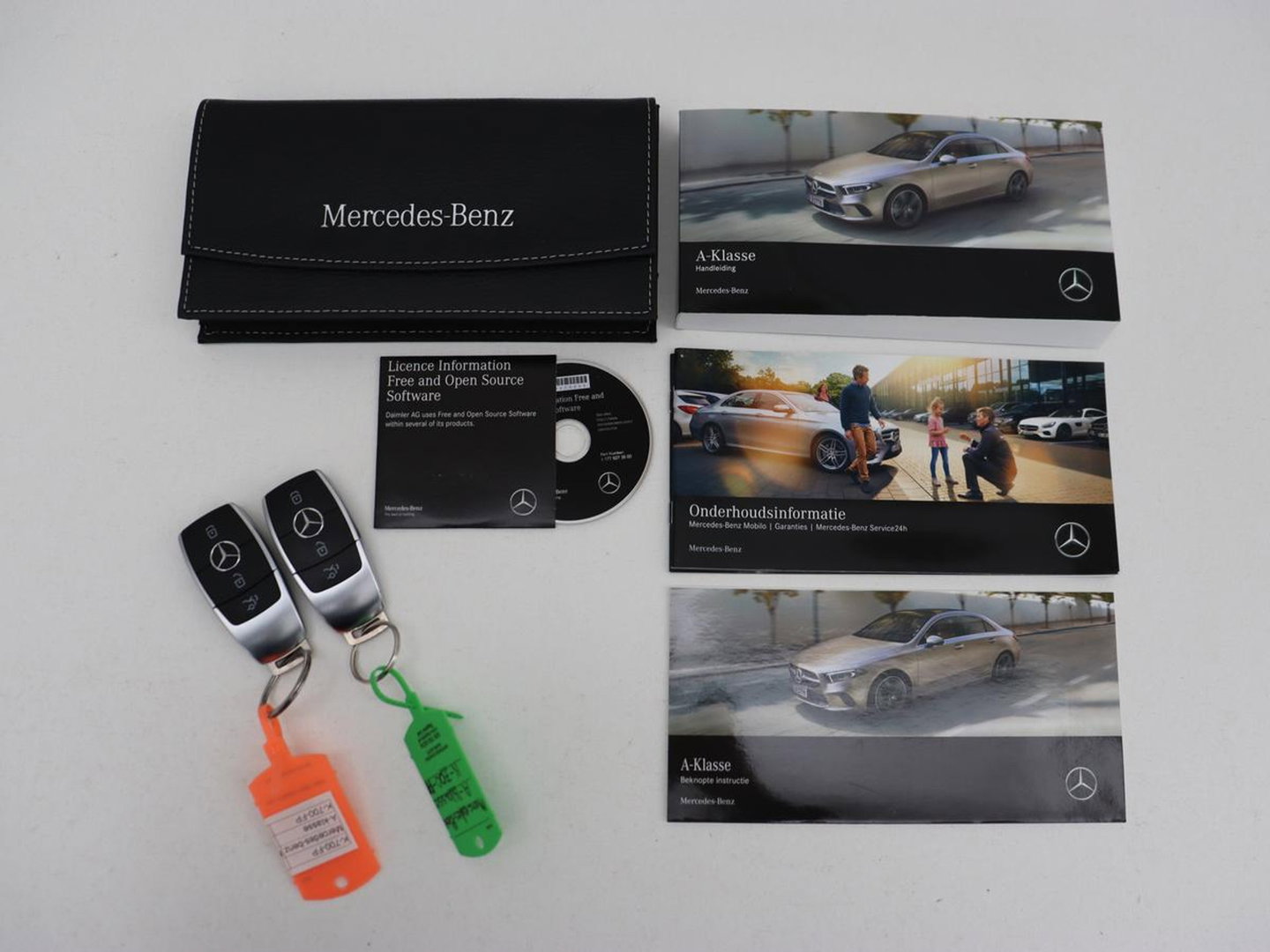 Mercedes-Benz A-Klasse 180 Advantage | Stoelverwarming | Carplay | Half leder | Widescreen | Navigatie | Park Assist | Full LED | DAB | Camera | Navigatie | Climate control | Cruise control | Bluetooth