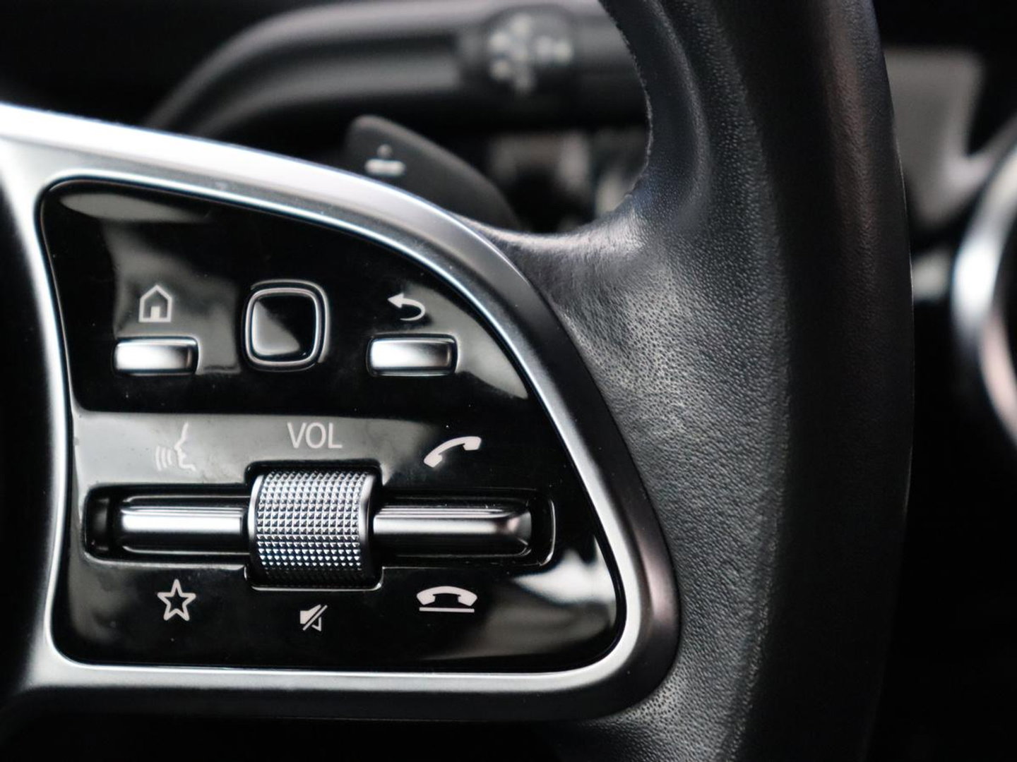 Mercedes-Benz A-Klasse 180 Advantage | Stoelverwarming | Carplay | Half leder | Widescreen | Navigatie | Park Assist | Full LED | DAB | Camera | Navigatie | Climate control | Cruise control | Bluetooth