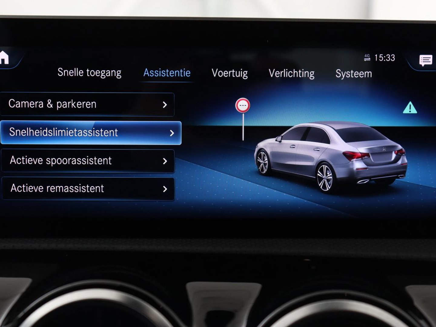 Mercedes-Benz A-Klasse 180 Advantage | Stoelverwarming | Carplay | Half leder | Widescreen | Navigatie | Park Assist | Full LED | DAB | Camera | Navigatie | Climate control | Cruise control | Bluetooth
