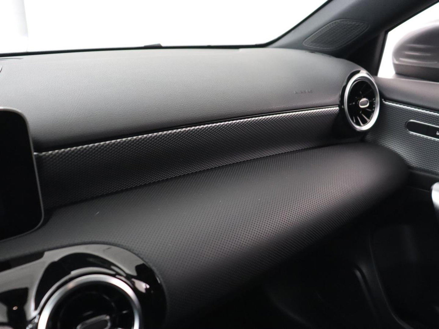 Mercedes-Benz A-Klasse 180 Advantage | Stoelverwarming | Carplay | Half leder | Widescreen | Navigatie | Park Assist | Full LED | DAB | Camera | Navigatie | Climate control | Cruise control | Bluetooth