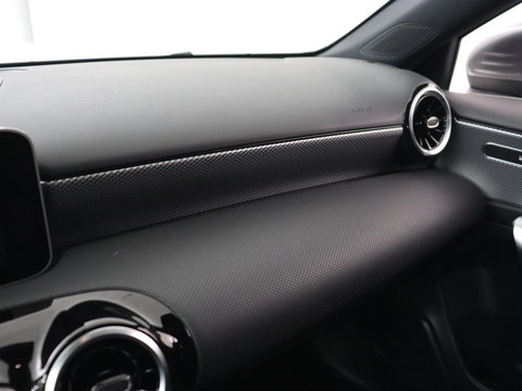 Mercedes-Benz A-Klasse 180 Advantage | Stoelverwarming | Carplay | Half leder | Widescreen | Navigatie | Park Assist | Full LED | DAB | Camera | Navigatie | Climate control | Cruise control | Bluetooth