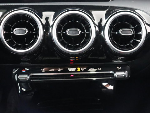 Mercedes-Benz A-Klasse 180 Advantage | Stoelverwarming | Carplay | Half leder | Widescreen | Navigatie | Park Assist | Full LED | DAB | Camera | Navigatie | Climate control | Cruise control | Bluetooth