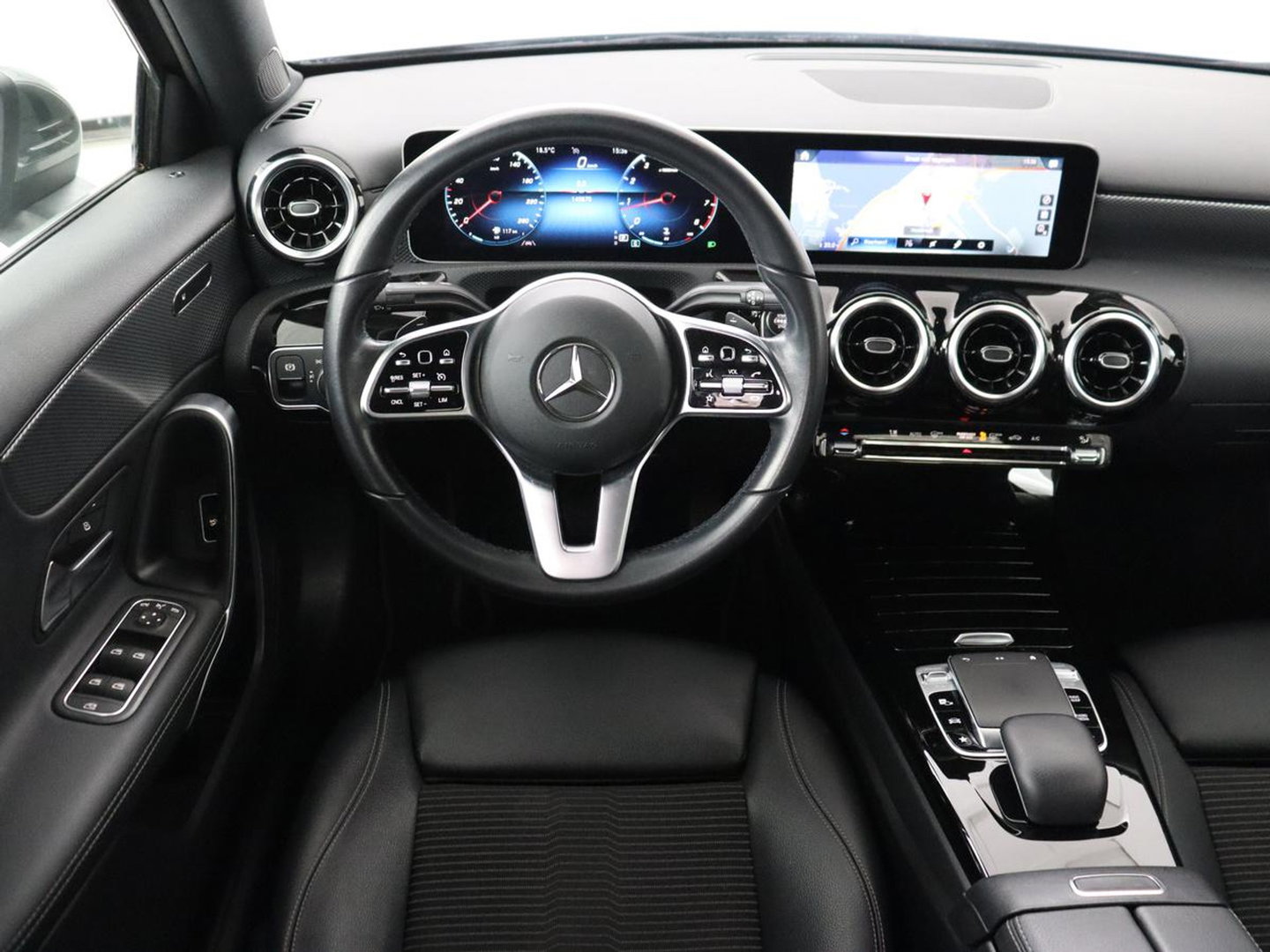 Mercedes-Benz A-Klasse 180 Advantage | Stoelverwarming | Carplay | Half leder | Widescreen | Navigatie | Park Assist | Full LED | DAB | Camera | Navigatie | Climate control | Cruise control | Bluetooth