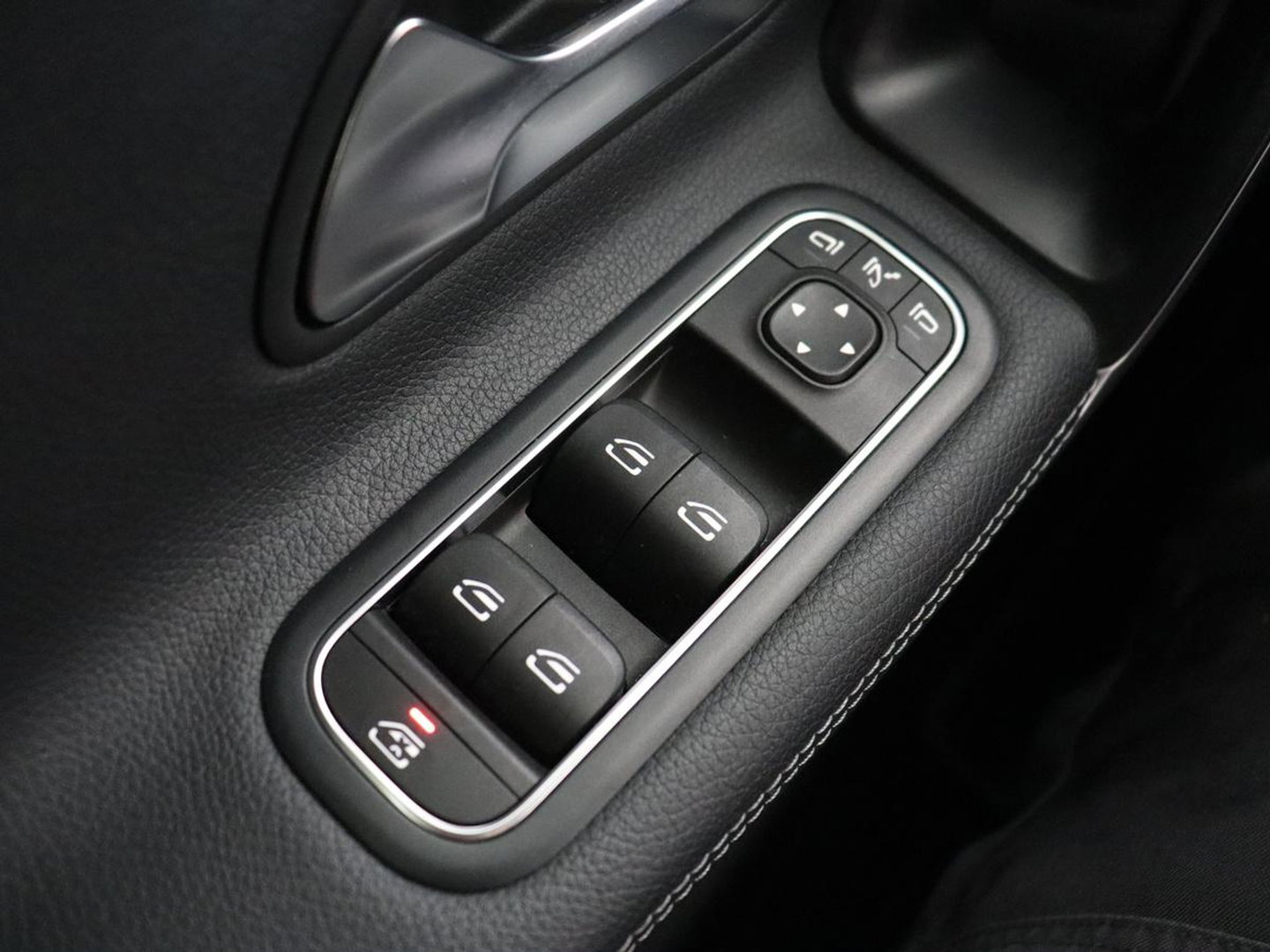 Mercedes-Benz A-Klasse 180 Advantage | Stoelverwarming | Carplay | Half leder | Widescreen | Navigatie | Park Assist | Full LED | DAB | Camera | Navigatie | Climate control | Cruise control | Bluetooth