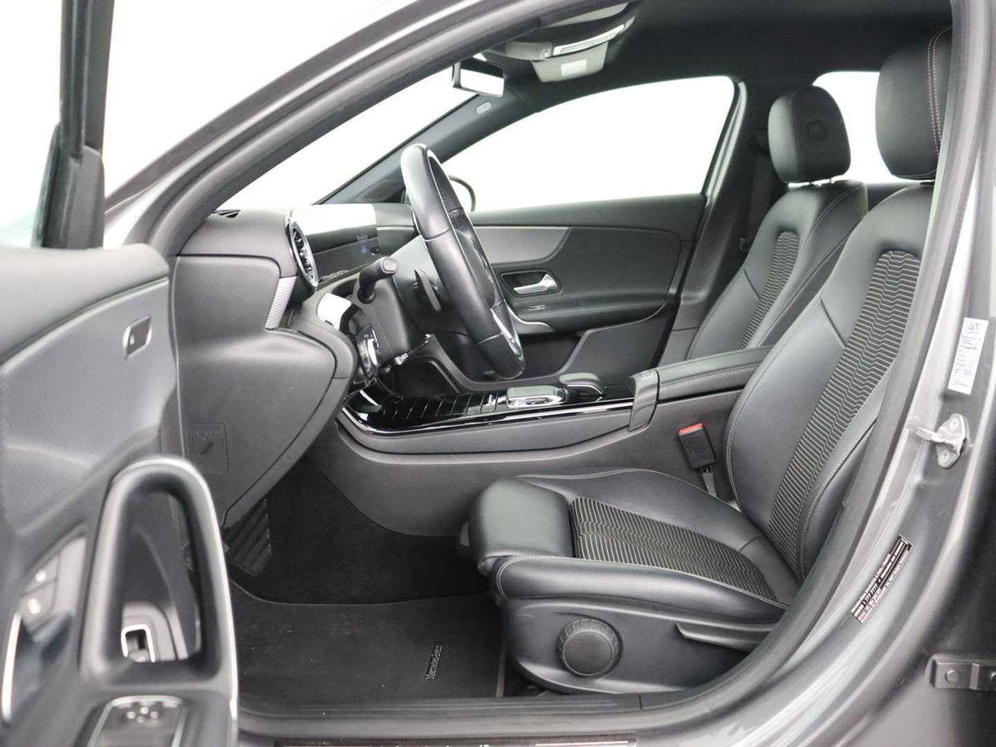 Mercedes-Benz A-Klasse 180 Advantage | Stoelverwarming | Carplay | Half leder | Widescreen | Navigatie | Park Assist | Full LED | DAB | Camera | Navigatie | Climate control | Cruise control | Bluetooth