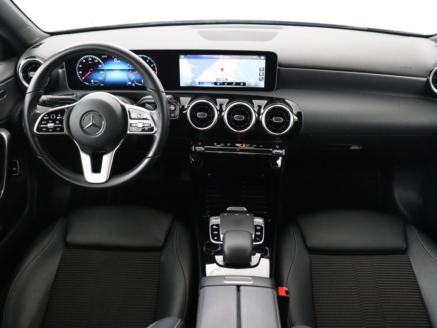 Mercedes-Benz A-Klasse 180 Advantage | Stoelverwarming | Carplay | Half leder | Widescreen | Navigatie | Park Assist | Full LED | DAB | Camera | Navigatie | Climate control | Cruise control | Bluetooth