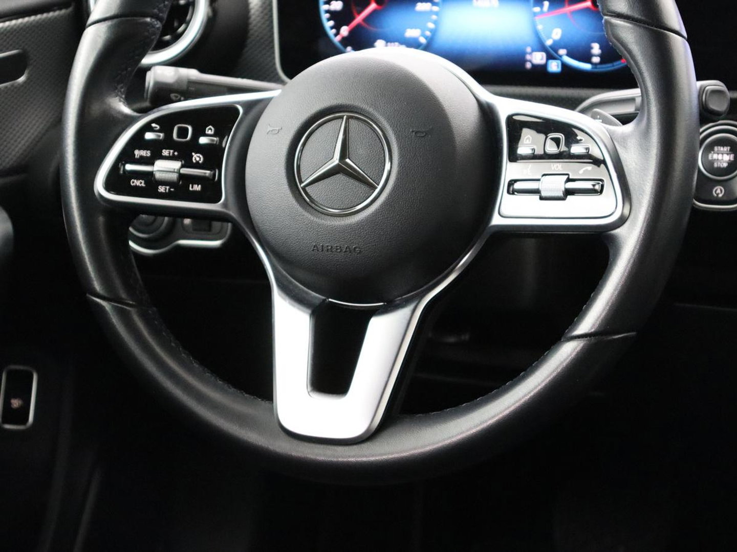 Mercedes-Benz A-Klasse 180 Advantage | Stoelverwarming | Carplay | Half leder | Widescreen | Navigatie | Park Assist | Full LED | DAB | Camera | Navigatie | Climate control | Cruise control | Bluetooth