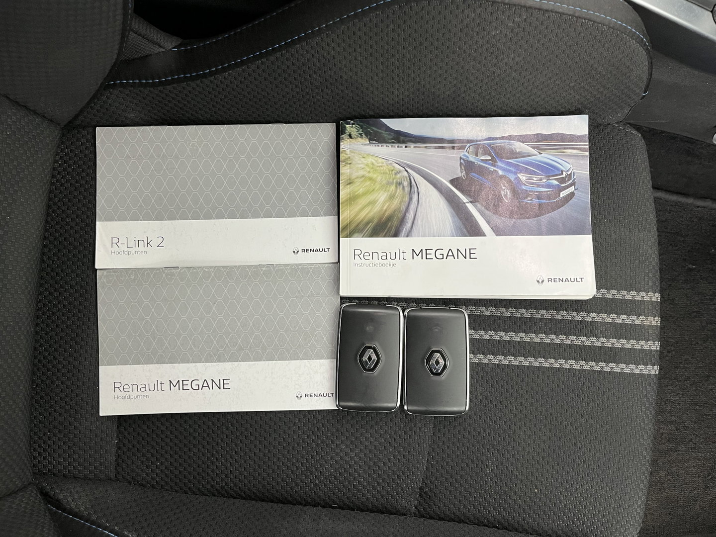 Renault Mégane Estate 1.6 TCe GT Aut. *FULL-LED | NAVI-FULLMAP | BOSE-SOUND | DIGI-COCKPIT | SPORT-SEATS | SHIFT-PADDLES | DAB+ | KEYLESS | PRIVACY-GLASS | ECC | PDC | CRUISE | 18''ALU*