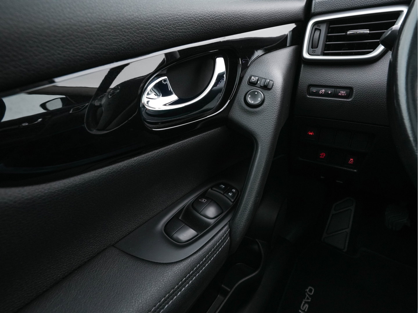 Nissan QASHQAI 1.2 Tekna *PANO | FULL-LEATHER | TOP-VIEW | BLIND-SPOT | NAVI-FULLMAP | HEATED-COMFORTSEATS | KEYLESS | DAB+ | PRIVACY-GLASS | 19''ALU*