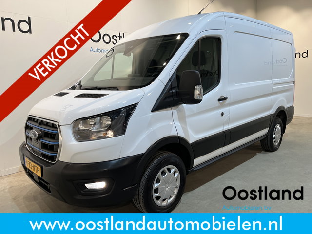Ford E-Transit - 390 (3500 kg) L2H2 Trend 68 kWh / 100% Elektrisch !! / Airco / Cruise Control / CarPlay / Camera / Navigatie / 3-Zits / 10.000 KM !!