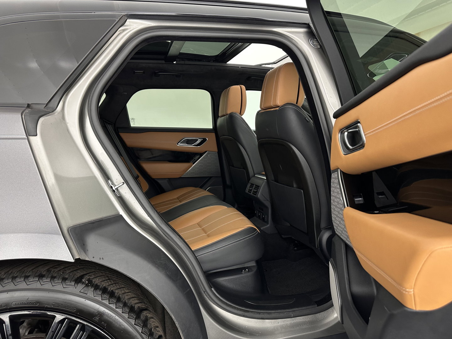 Land Rover Range Rover Velar 2.0 I4 AWD R-Dynamic HSE (INCL.BTW) Aut. *PANO | LEATHER | MATRIX-LED | MEMORY-PACK | BLINDSPOT | MERIDIAN-SURROUND | DIGI-COCKPIT | CAMERA | KEYLESS | HEATED-COMFORTSEATS | PRIVACYGLASS | SHIFTPADDLES | 22''ALU*