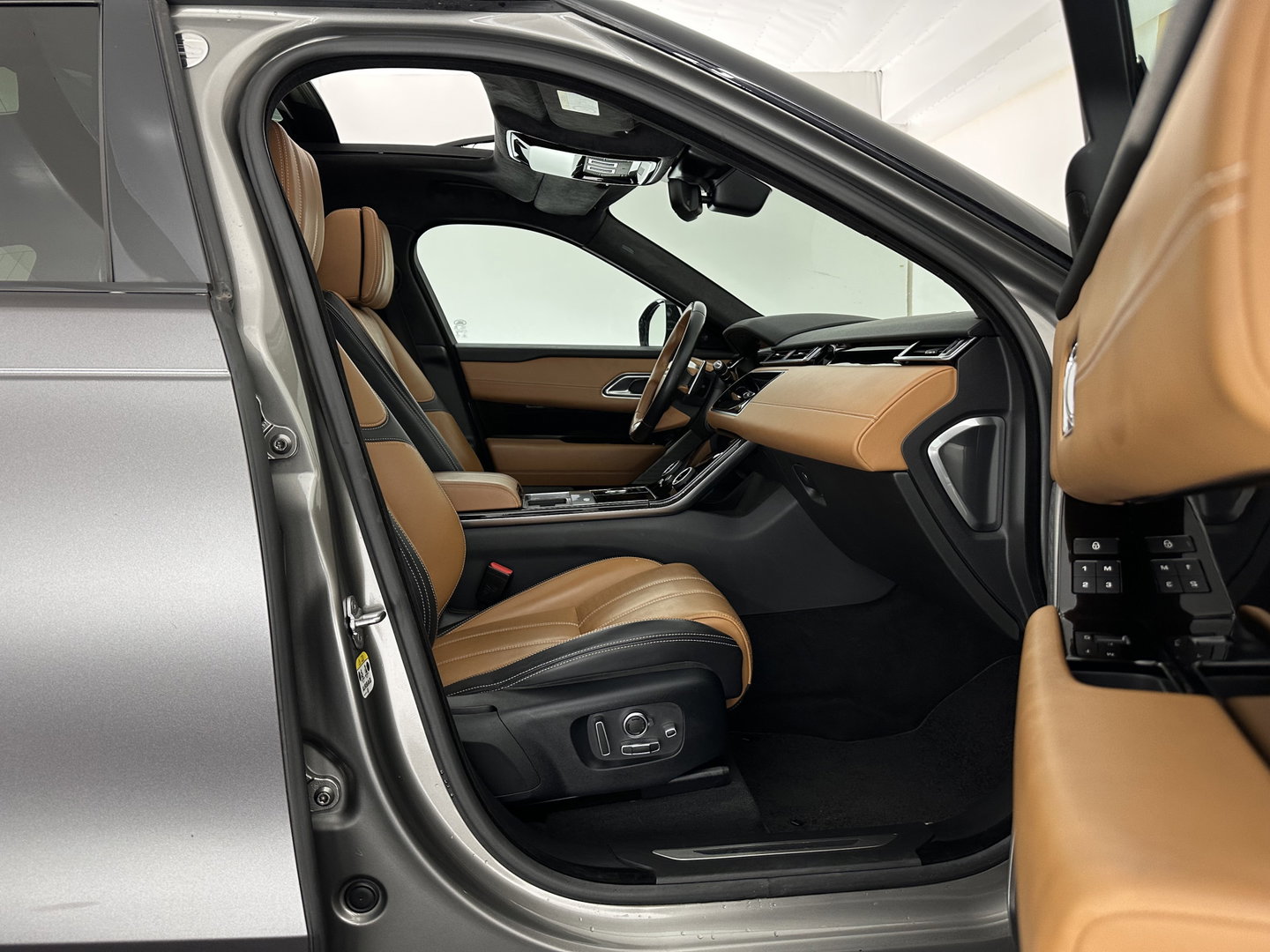 Land Rover Range Rover Velar 2.0 I4 AWD R-Dynamic HSE (INCL.BTW) Aut. *PANO | LEATHER | MATRIX-LED | MEMORY-PACK | BLINDSPOT | MERIDIAN-SURROUND | DIGI-COCKPIT | CAMERA | KEYLESS | HEATED-COMFORTSEATS | PRIVACYGLASS | SHIFTPADDLES | 22''ALU*