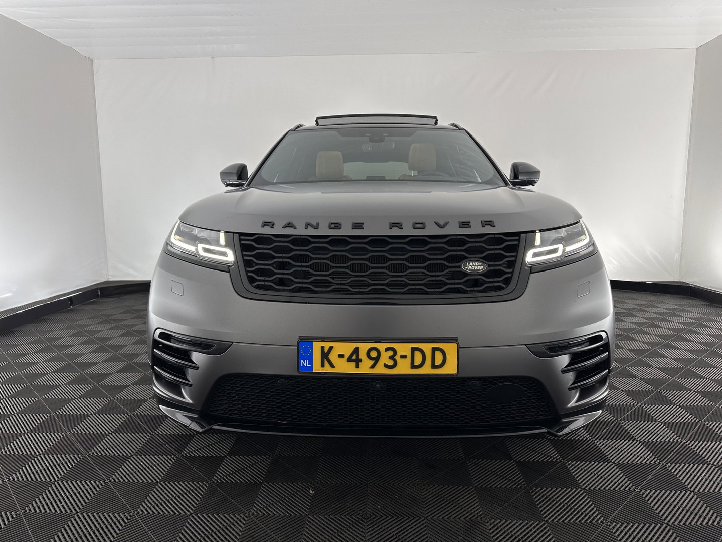 Land Rover Range Rover Velar 2.0 I4 AWD R-Dynamic HSE (INCL.BTW) Aut. *PANO | LEATHER | MATRIX-LED | MEMORY-PACK | BLINDSPOT | MERIDIAN-SURROUND | DIGI-COCKPIT | CAMERA | KEYLESS | HEATED-COMFORTSEATS | PRIVACYGLASS | SHIFTPADDLES | 22''ALU*