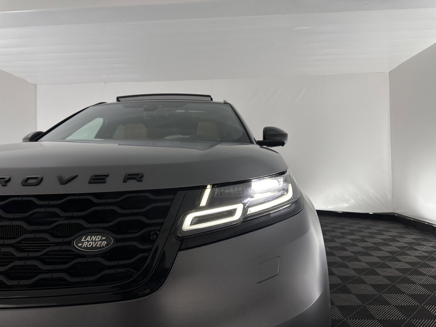 Land Rover Range Rover Velar 2.0 I4 AWD R-Dynamic HSE (INCL.BTW) Aut. *PANO | LEATHER | MATRIX-LED | MEMORY-PACK | BLINDSPOT | MERIDIAN-SURROUND | DIGI-COCKPIT | CAMERA | KEYLESS | HEATED-COMFORTSEATS | PRIVACYGLASS | SHIFTPADDLES | 22''ALU*