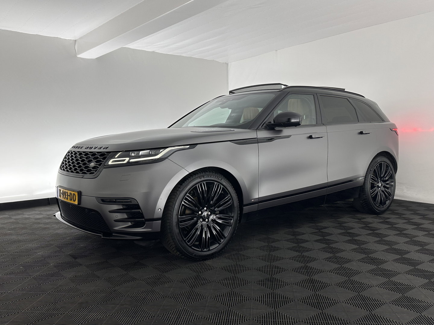 Land Rover Range Rover Velar 2.0 I4 AWD R-Dynamic HSE (INCL.BTW) Aut. *PANO | LEATHER | MATRIX-LED | MEMORY-PACK | BLINDSPOT | MERIDIAN-SURROUND | DIGI-COCKPIT | CAMERA | KEYLESS | HEATED-COMFORTSEATS | PRIVACYGLASS | SHIFTPADDLES | 22''ALU*