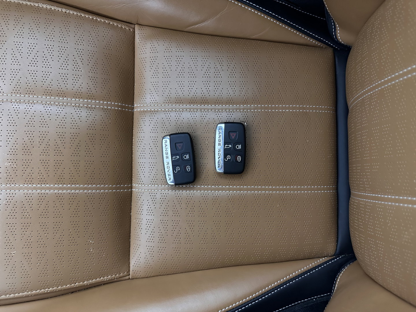 Land Rover Range Rover Velar 2.0 I4 AWD R-Dynamic HSE (INCL.BTW) Aut. *PANO | LEATHER | MATRIX-LED | MEMORY-PACK | BLINDSPOT | MERIDIAN-SURROUND | DIGI-COCKPIT | CAMERA | KEYLESS | HEATED-COMFORTSEATS | PRIVACYGLASS | SHIFTPADDLES | 22''ALU*