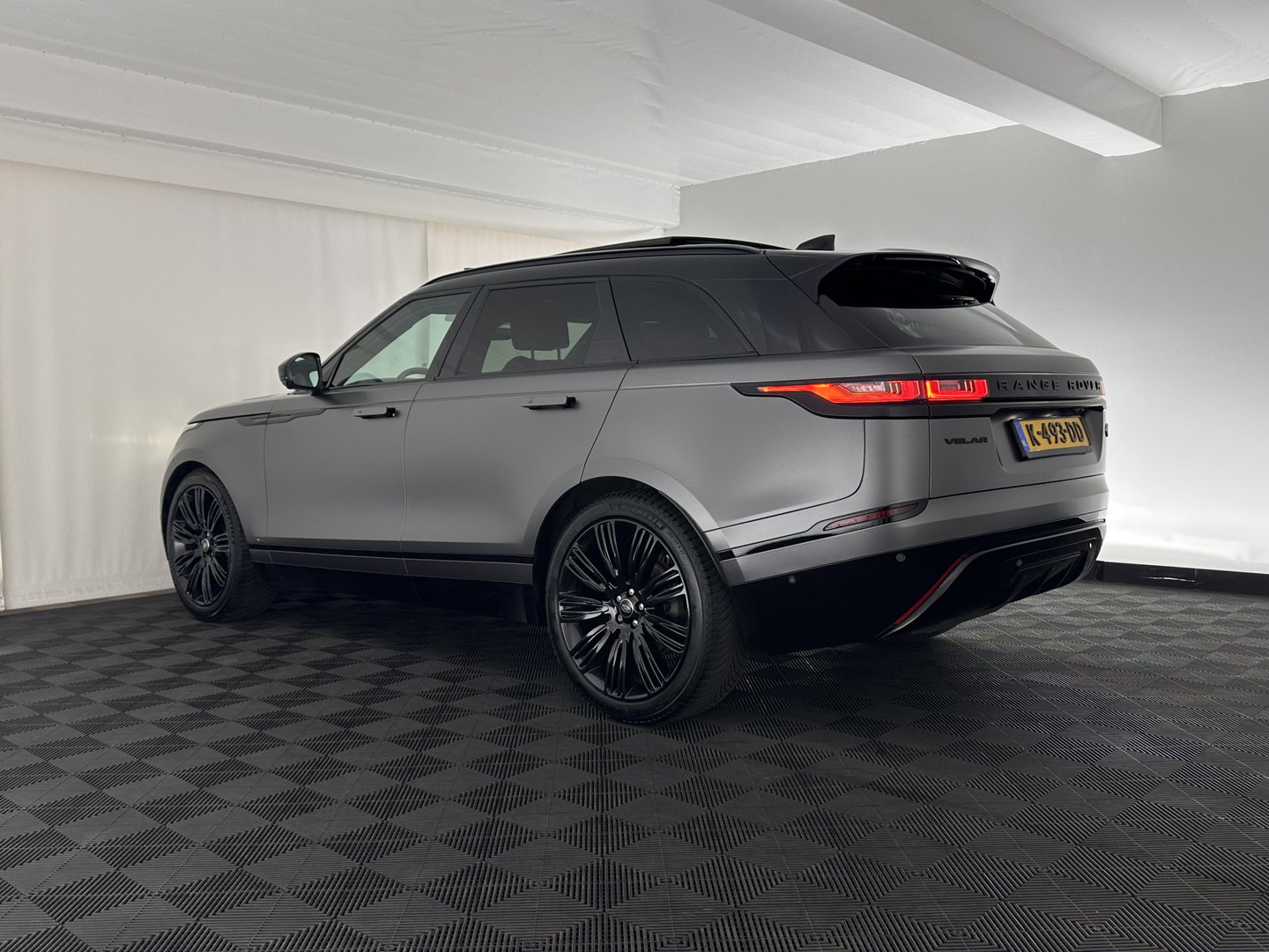 Land Rover Range Rover Velar 2.0 I4 AWD R-Dynamic HSE (INCL.BTW) Aut. *PANO | LEATHER | MATRIX-LED | MEMORY-PACK | BLINDSPOT | MERIDIAN-SURROUND | DIGI-COCKPIT | CAMERA | KEYLESS | HEATED-COMFORTSEATS | PRIVACYGLASS | SHIFTPADDLES | 22''ALU*