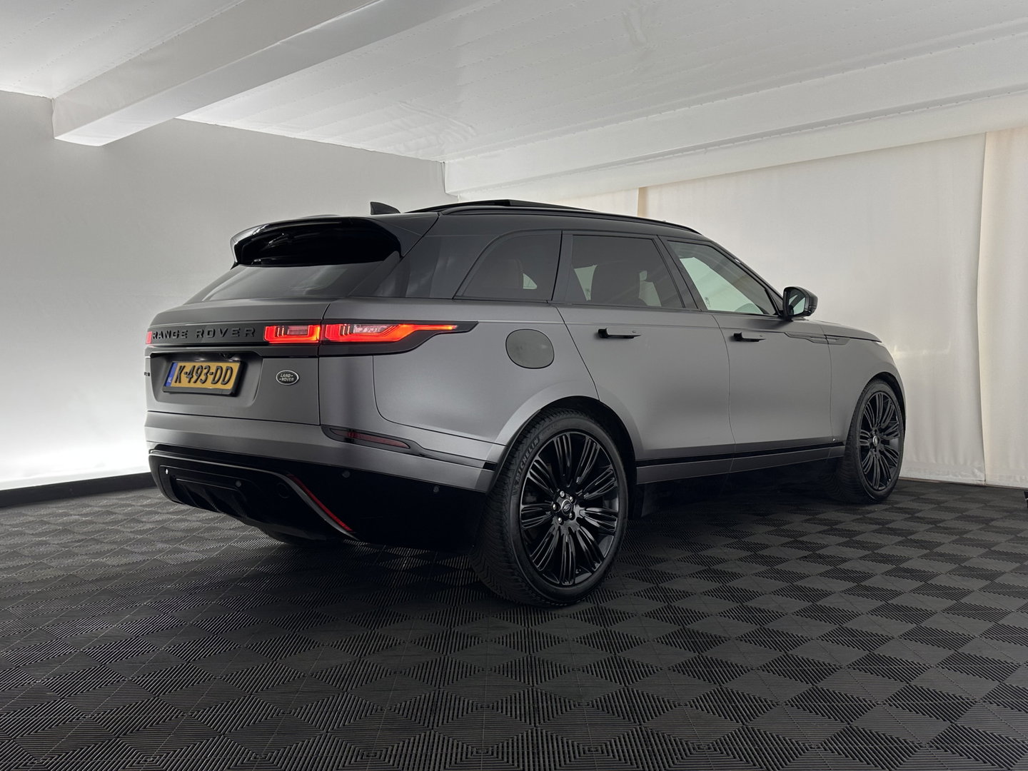 Land Rover Range Rover Velar 2.0 I4 AWD R-Dynamic HSE (INCL.BTW) Aut. *PANO | LEATHER | MATRIX-LED | MEMORY-PACK | BLINDSPOT | MERIDIAN-SURROUND | DIGI-COCKPIT | CAMERA | KEYLESS | HEATED-COMFORTSEATS | PRIVACYGLASS | SHIFTPADDLES | 22''ALU*
