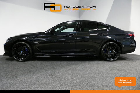 BMW 5 Serie 530e xDrive M Sport / Schuif-/kanteldak/ M Performance stoelen / M Sport Bodykit / Elektr. verstelbare voorstoelen / Harman Kardon Surround Sound / HUD / 20'' LMV / Rondomzichtcamera / Apple Carplay - Android Auto / Stoelverwarming / Ambienteverlichting /