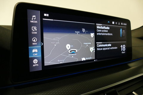 BMW 5 Serie 530e xDrive M Sport / Schuif-/kanteldak/ M Performance stoelen / M Sport Bodykit / Elektr. verstelbare voorstoelen / Harman Kardon Surround Sound / HUD / 20'' LMV / Rondomzichtcamera / Apple Carplay - Android Auto / Stoelverwarming / Ambienteverlichting /