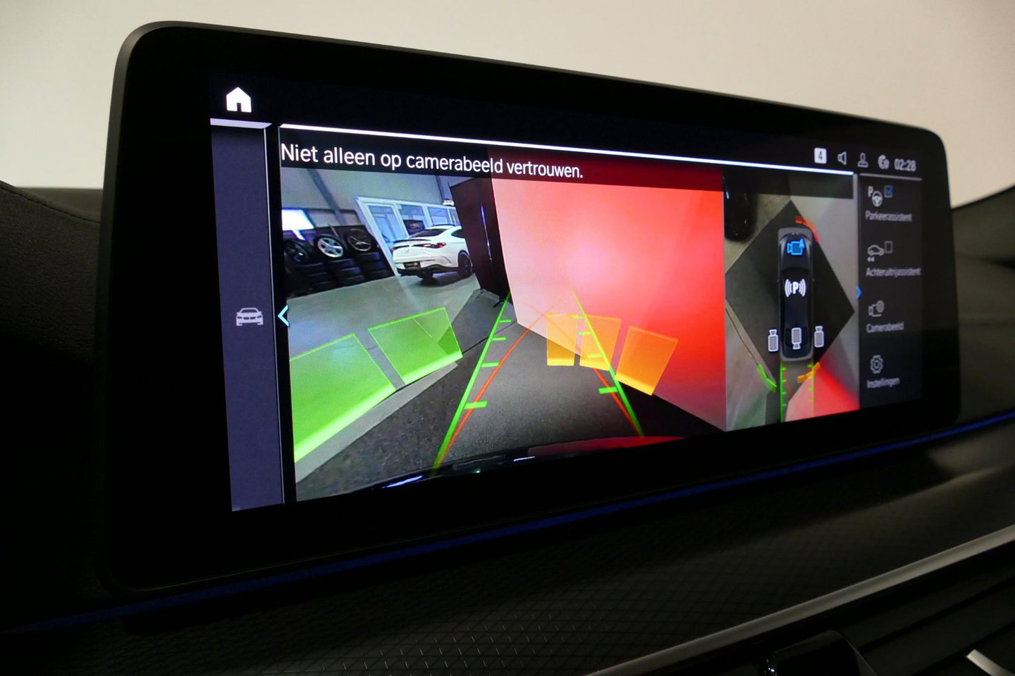 BMW 5 Serie 530e xDrive M Sport / Schuif-/kanteldak/ M Performance stoelen / M Sport Bodykit / Elektr. verstelbare voorstoelen / Harman Kardon Surround Sound / HUD / 20'' LMV / Rondomzichtcamera / Apple Carplay - Android Auto / Stoelverwarming / Ambienteverlichting /