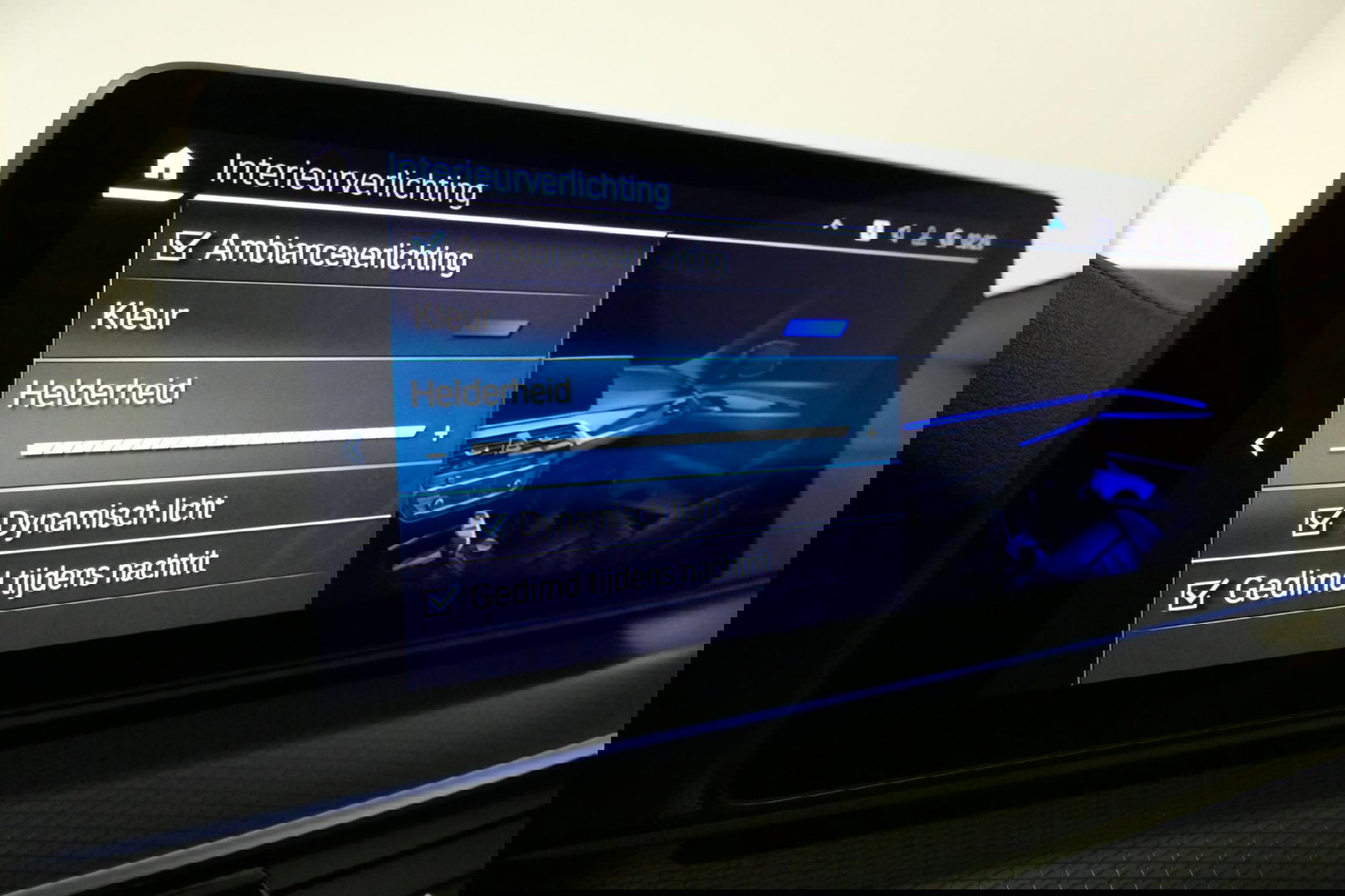 BMW 5 Serie 530e xDrive M Sport / Schuif-/kanteldak/ M Performance stoelen / M Sport Bodykit / Elektr. verstelbare voorstoelen / Harman Kardon Surround Sound / HUD / 20'' LMV / Rondomzichtcamera / Apple Carplay - Android Auto / Stoelverwarming / Ambienteverlichting /