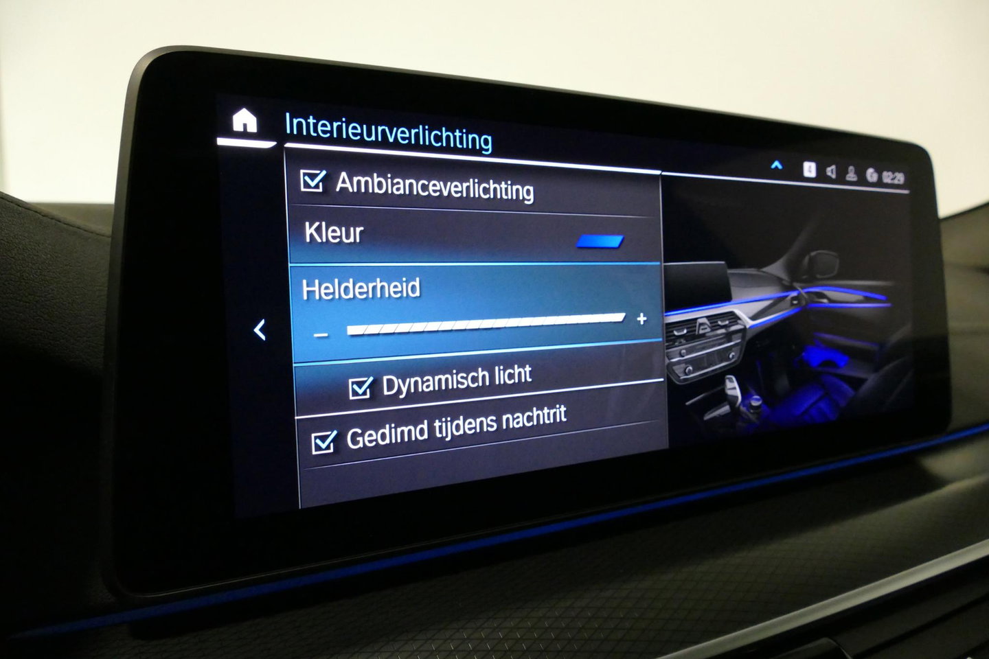 BMW 5 Serie 530e xDrive M Sport / Schuif-/kanteldak/ M Performance stoelen / M Sport Bodykit / Elektr. verstelbare voorstoelen / Harman Kardon Surround Sound / HUD / 20'' LMV / Rondomzichtcamera / Apple Carplay - Android Auto / Stoelverwarming / Ambienteverlichting /