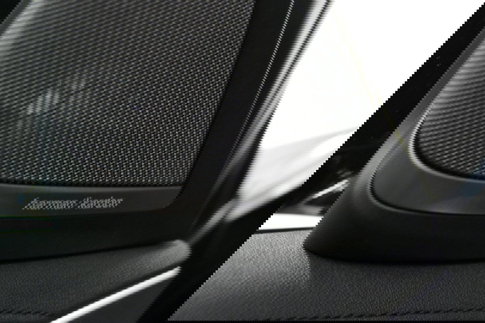 BMW 5 Serie 530e xDrive M Sport / Schuif-/kanteldak/ M Performance stoelen / M Sport Bodykit / Elektr. verstelbare voorstoelen / Harman Kardon Surround Sound / HUD / 20'' LMV / Rondomzichtcamera / Apple Carplay - Android Auto / Stoelverwarming / Ambienteverlichting /