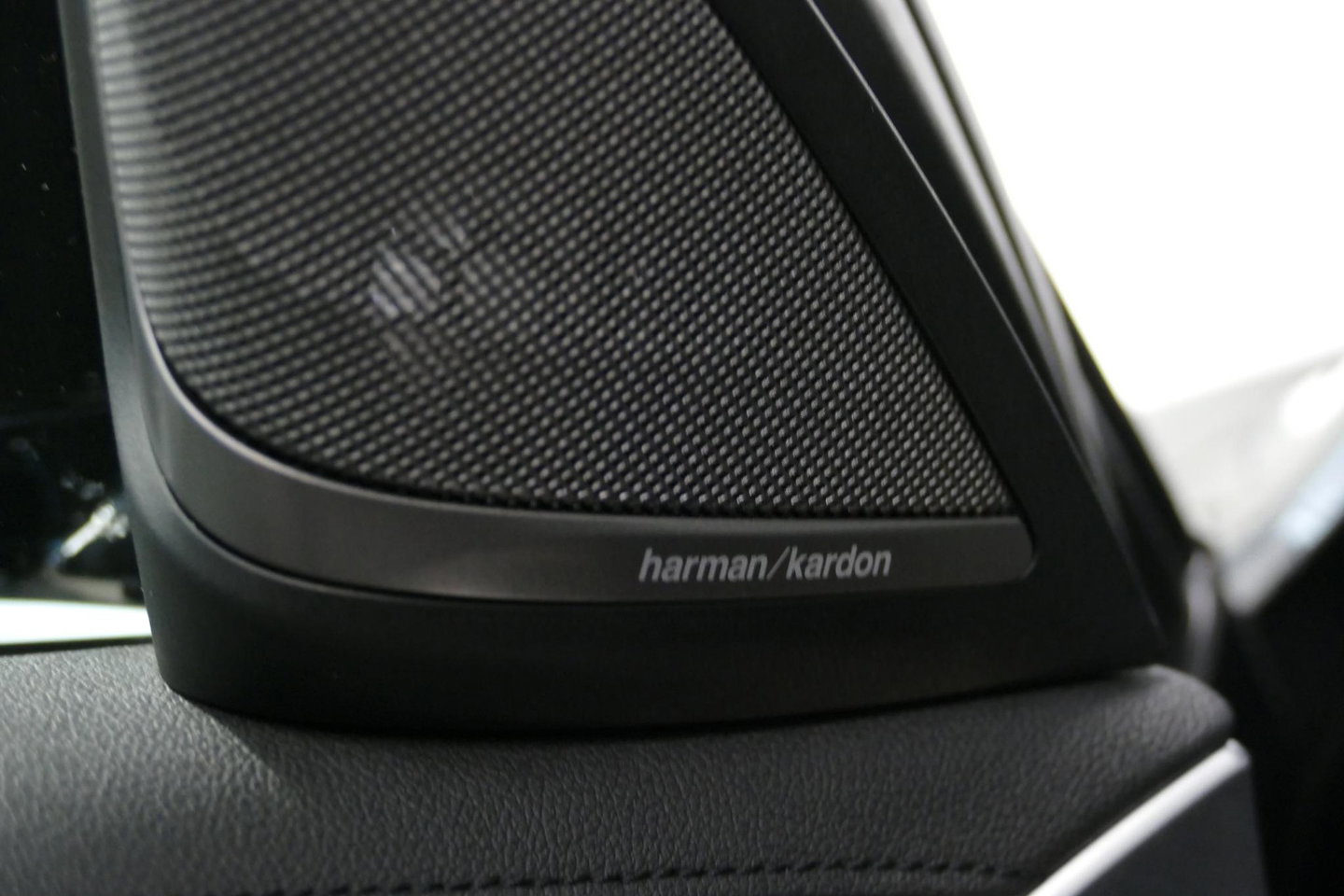 BMW 5 Serie 530e xDrive M Sport / Schuif-/kanteldak/ M Performance stoelen / M Sport Bodykit / Elektr. verstelbare voorstoelen / Harman Kardon Surround Sound / HUD / 20'' LMV / Rondomzichtcamera / Apple Carplay - Android Auto / Stoelverwarming / Ambienteverlichting /