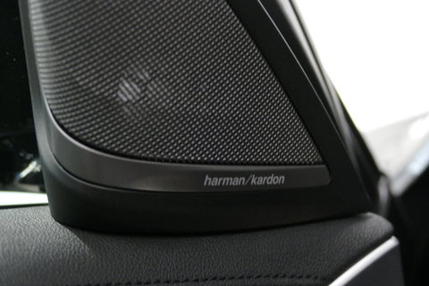 BMW 5 Serie 530e xDrive M Sport / Schuif-/kanteldak/ M Performance stoelen / M Sport Bodykit / Elektr. verstelbare voorstoelen / Harman Kardon Surround Sound / HUD / 20'' LMV / Rondomzichtcamera / Apple Carplay - Android Auto / Stoelverwarming / Ambienteverlichting /