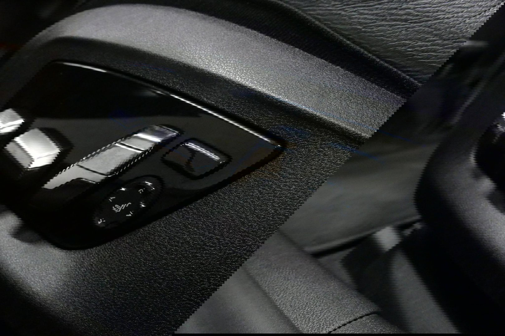 BMW 5 Serie 530e xDrive M Sport / Schuif-/kanteldak/ M Performance stoelen / M Sport Bodykit / Elektr. verstelbare voorstoelen / Harman Kardon Surround Sound / HUD / 20'' LMV / Rondomzichtcamera / Apple Carplay - Android Auto / Stoelverwarming / Ambienteverlichting /