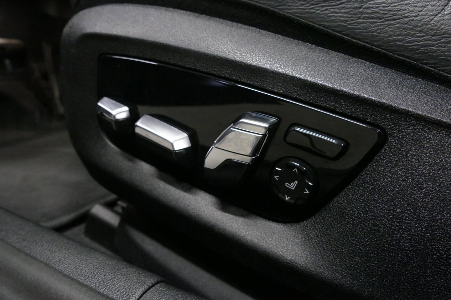 BMW 5 Serie 530e xDrive M Sport / Schuif-/kanteldak/ M Performance stoelen / M Sport Bodykit / Elektr. verstelbare voorstoelen / Harman Kardon Surround Sound / HUD / 20'' LMV / Rondomzichtcamera / Apple Carplay - Android Auto / Stoelverwarming / Ambienteverlichting /