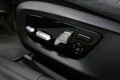 BMW 5 Serie 530e xDrive M Sport / Schuif-/kanteldak/ M Performance stoelen / M Sport Bodykit / Elektr. verstelbare voorstoelen / Harman Kardon Surround Sound / HUD / 20'' LMV / Rondomzichtcamera / Apple Carplay - Android Auto / Stoelverwarming / Ambienteverlichting /