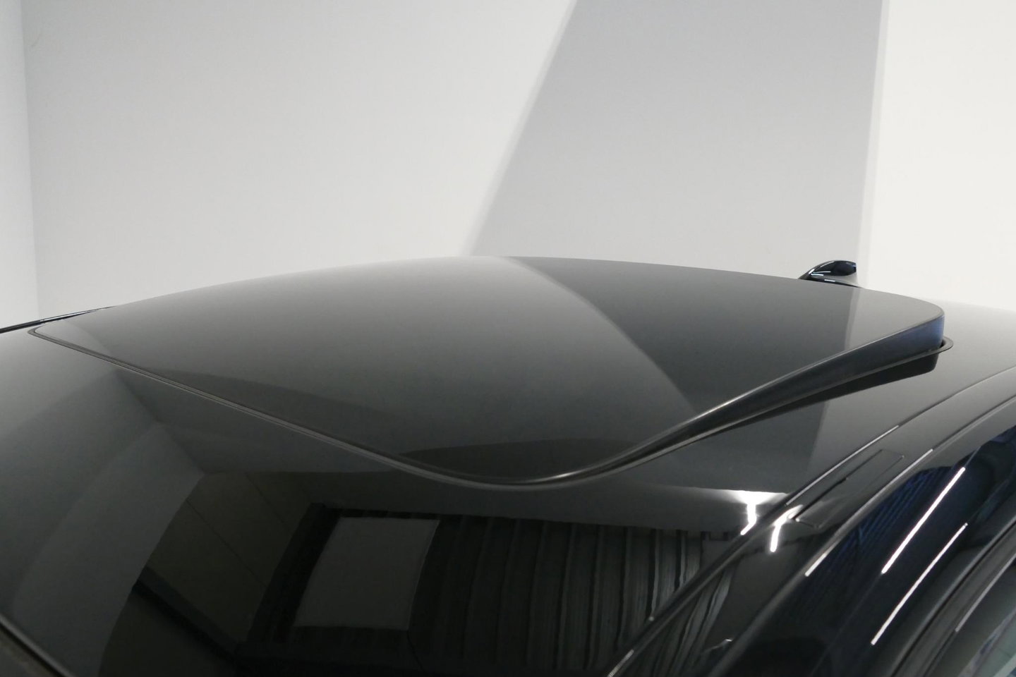 BMW 5 Serie 530e xDrive M Sport / Schuif-/kanteldak/ M Performance stoelen / M Sport Bodykit / Elektr. verstelbare voorstoelen / Harman Kardon Surround Sound / HUD / 20'' LMV / Rondomzichtcamera / Apple Carplay - Android Auto / Stoelverwarming / Ambienteverlichting /